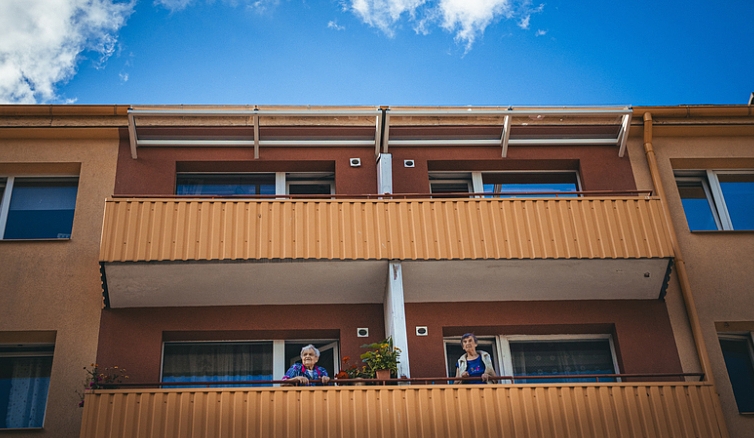 老年健康管理系统：智慧看护、紧急报警、亲情维护